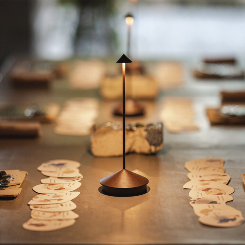 Luminária de mesa Portátil DILLA